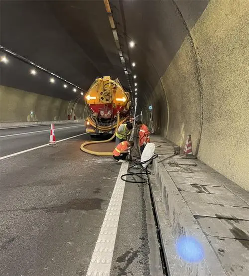 轮台隧道排水渠清淤